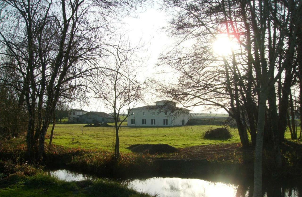 Bed and Breakfast Au Pied Du Lariat Léoville Exteriér fotografie